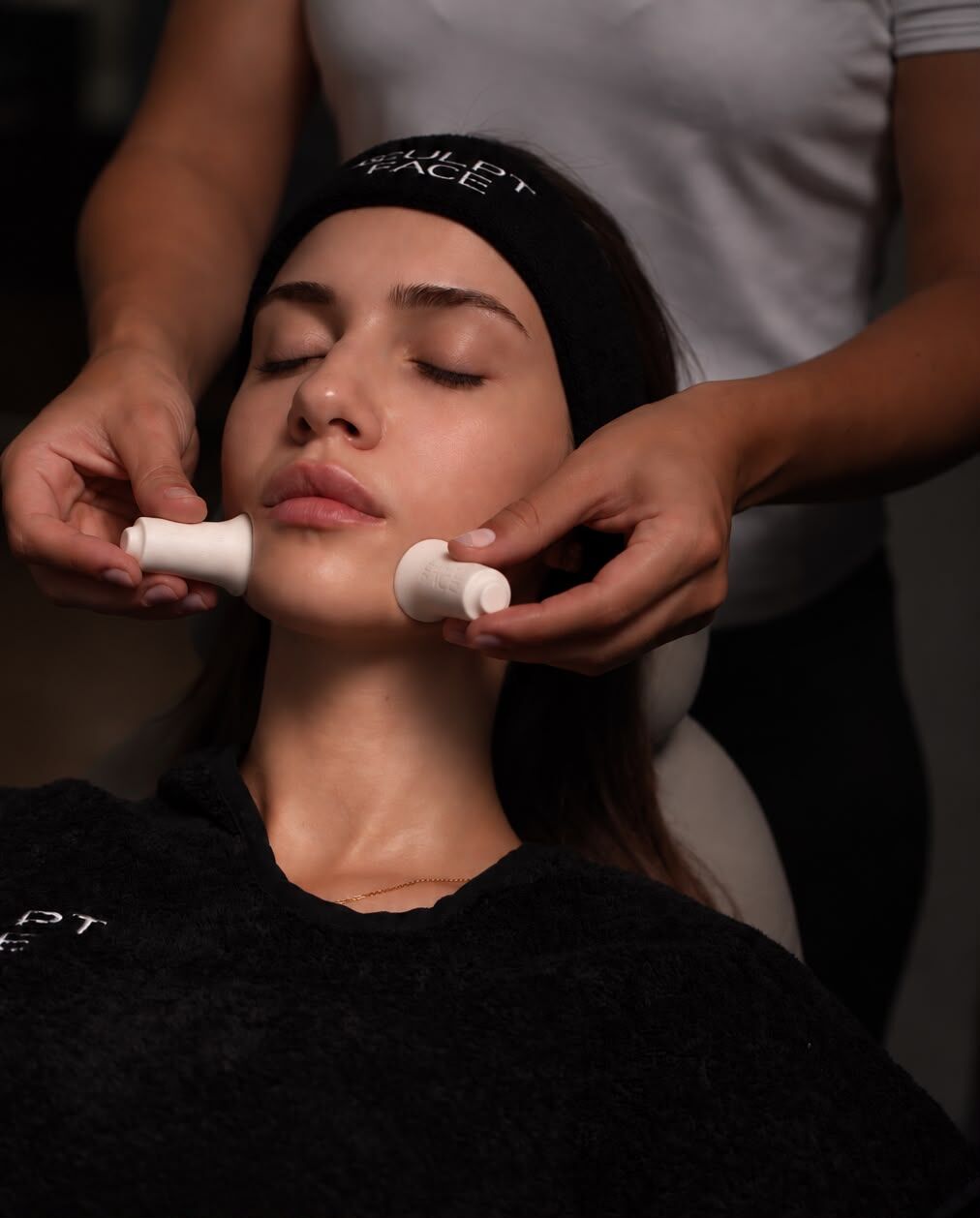 Yüze özel kupalarla cupping uygulaması